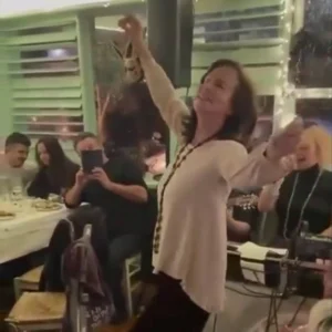 Το ζεϊμπέκικο της Άννας Διαμαντοπούλου στην Κοζάνη – Δείτε βίντεο