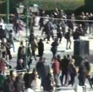 Μαύρη επέτειος – Τέμπη: Επεισόδια και ένταση από κουκουλοφόρους  σε Αθήνα και Θεσσαλονίκη μετά τις μεγαλειώδεις συγκεντρώσεις –  Δεκάδες προσαγωγές και συλλήψεις (βίντεο)