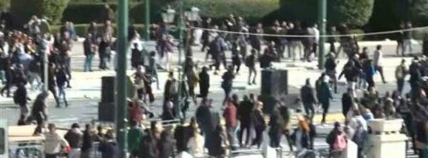 Μαύρη επέτειος – Τέμπη: Επεισόδια και ένταση από κουκουλοφόρους  σε Αθήνα και Θεσσαλονίκη μετά τις μεγαλειώδεις συγκεντρώσεις –  Δεκάδες προσαγωγές και συλλήψεις (βίντεο)