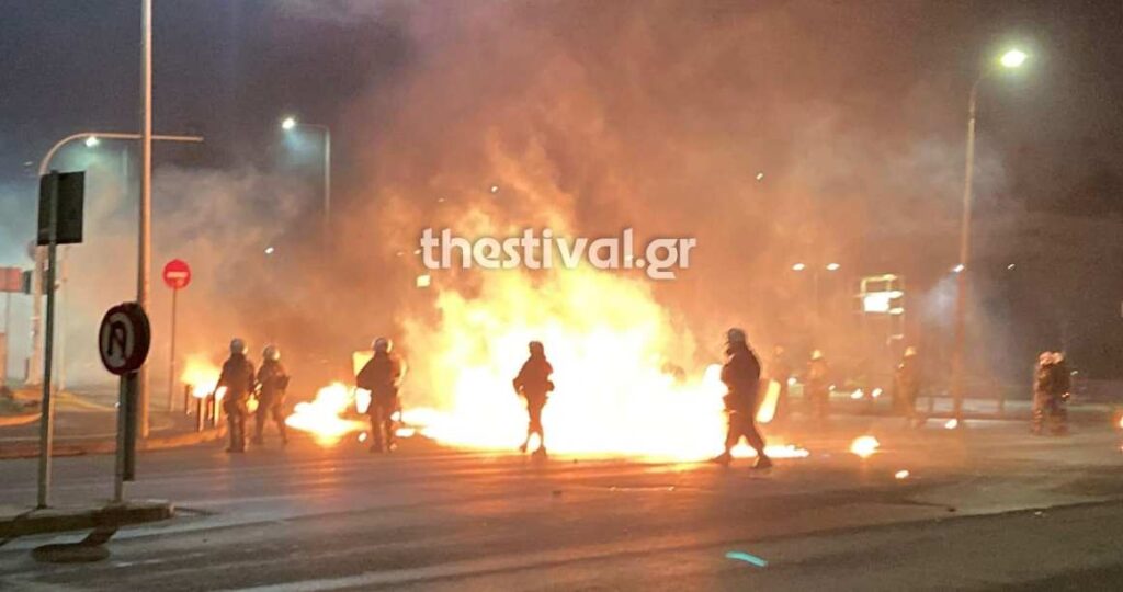 Θεσσαλονίκη: Επεισόδια με μολότοφ και δακρυγόνα  στο ΑΠΘ  – Πάνω από 300 προσαγωγές – Tραυματίες και ζημιές σε οχήματα (βίντεο)