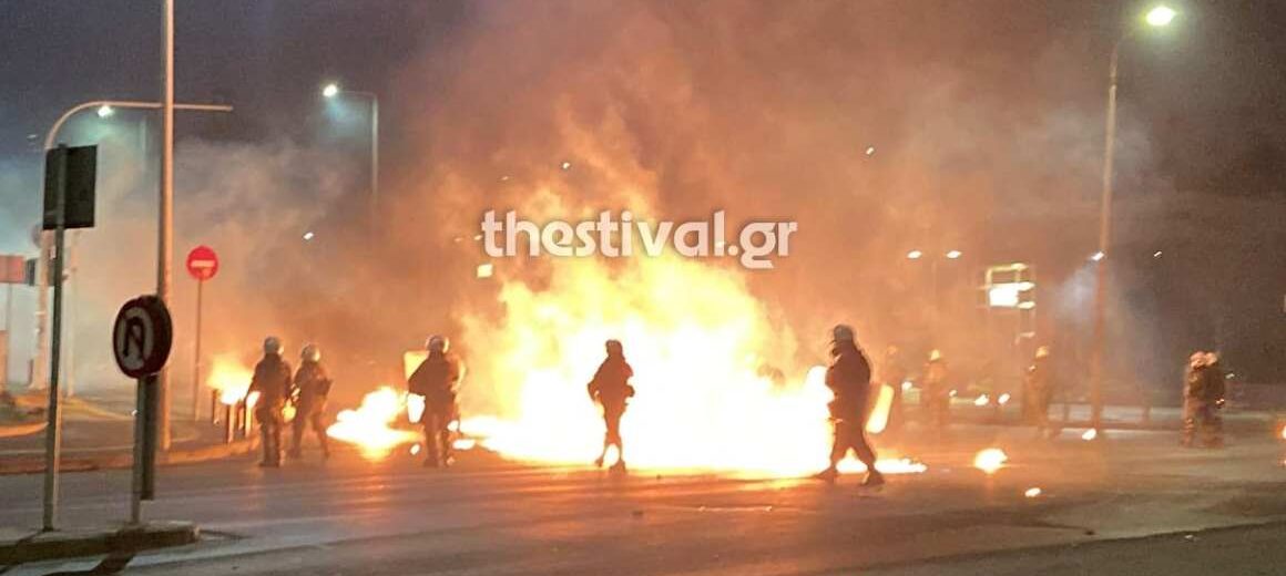 Θεσσαλονίκη: Επεισόδια με μολότοφ και δακρυγόνα  στο ΑΠΘ  – Πάνω από 300 προσαγωγές – Tραυματίες και ζημιές σε οχήματα (βίντεο)