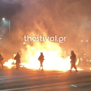 Θεσσαλονίκη: Επεισόδια με μολότοφ και δακρυγόνα  στο ΑΠΘ  – Πάνω από 300 προσαγωγές – Tραυματίες και ζημιές σε οχήματα (βίντεο)