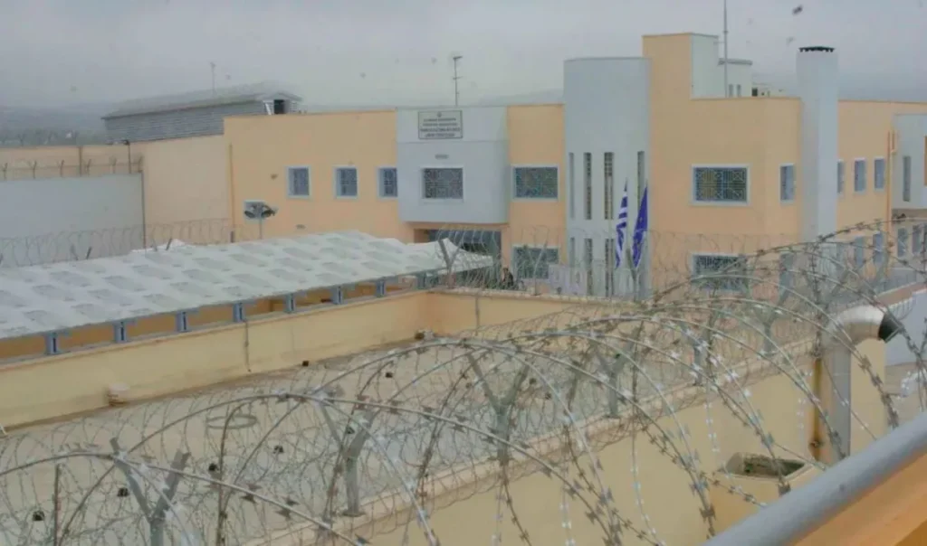 Συνελήφθη ο αρχιφύλακας στις φυλακές του Δομοκού για συνέργια στη δολοφονία του ισοβίτη – “Ήταν συμβόλαιο θανάτου”, ξεσπά η μητέρα του θύματος (βίντεο)