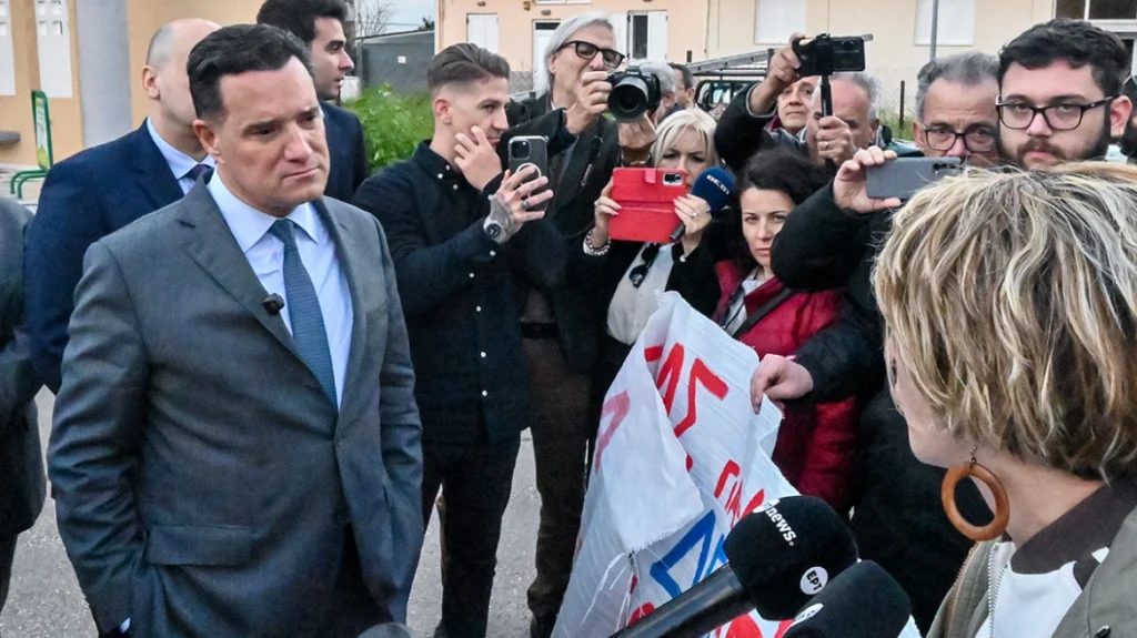 Στελέχη του ΚΚΕ διαδήλωναν στο νοσοκομείο του Άργους για τη… φρεγάτα Κίμων και τα εξοπλιστικά : Ο διάλογός τους με τον Άδωνι Γεωργιάδη – Βίντεο