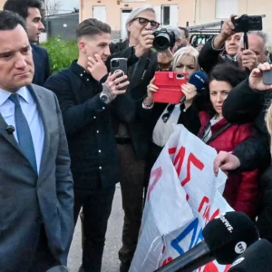 Στελέχη του ΚΚΕ διαδήλωναν στο νοσοκομείο του Άργους για τη… φρεγάτα Κίμων και τα εξοπλιστικά : Ο διάλογός τους με τον Άδωνι Γεωργιάδη – Βίντεο