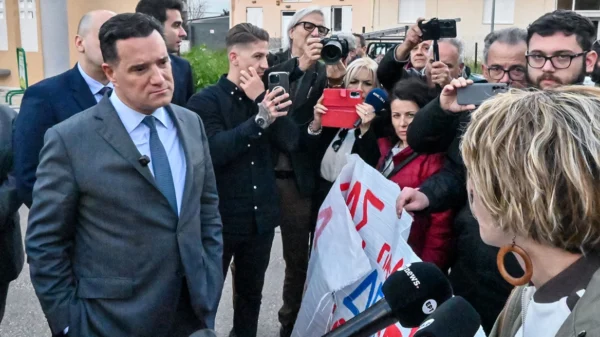 Στελέχη του ΚΚΕ διαδήλωναν στο νοσοκομείο του Άργους για τη… φρεγάτα Κίμων και τα εξοπλιστικά : Ο διάλογός τους με τον Άδωνι Γεωργιάδη – Βίντεο