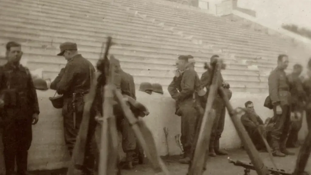 Συμφωνία Κακλαμάνη – Μενδώνη για απόκτηση και παραχώρηση στη Βουλή φωτογραφιών της εκτέλεσης των 200 αντιστασιακών στην Καισαριανή