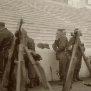 Συμφωνία Κακλαμάνη – Μενδώνη για απόκτηση και παραχώρηση στη Βουλή φωτογραφιών της εκτέλεσης των 200 αντιστασιακών στην Καισαριανή