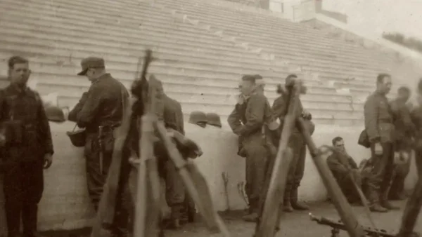 Συμφωνία Κακλαμάνη – Μενδώνη για απόκτηση και παραχώρηση στη Βουλή φωτογραφιών της εκτέλεσης των 200 αντιστασιακών στην Καισαριανή