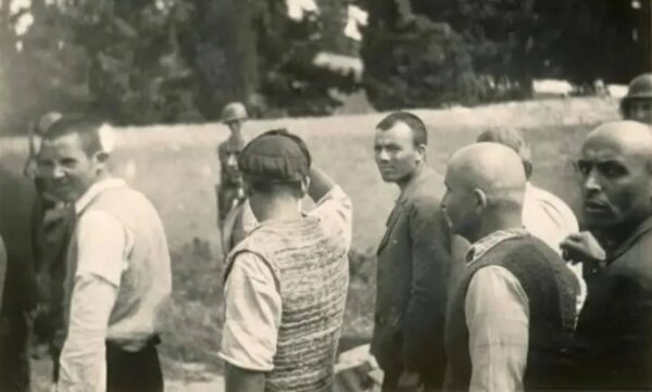 O Βέλγος πωλητής απέσυρε από το eBay τις φωτογραφίες με τους 200 εκτελεσθέντες της Καισαριανής και εξηγεί τον λόγο