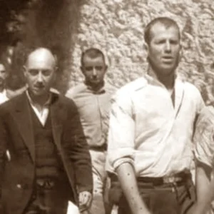 Άρχισαν οι ταυτοποιήσεις στις φωτογραφίες με τους 200  εκτελεσθέντες αντιστασιακούς στην Καισαιριανή – Αναγνωρίστηκε  ο άνδρας με το λευκό πουκάμισο