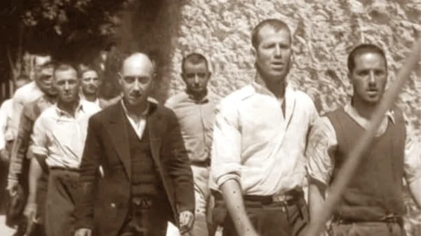 Άρχισαν οι ταυτοποιήσεις στις φωτογραφίες με τους 200  εκτελεσθέντες αντιστασιακούς στην Καισαιριανή – Αναγνωρίστηκε  ο άνδρας με το λευκό πουκάμισο