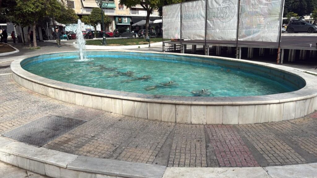 Καλλιθέα: Μάχη για τη ζωή του δίνει το κοριτσάκι που έπεσε στο συντριβάνι – Η μαμά της μικρής λιποθύμησε, όταν την αντίκρισε, λέει αυτόπτης μάρτυρας (βίντεο)