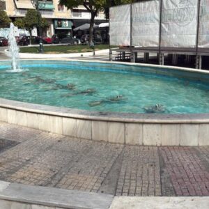 Καλλιθέα: Μάχη για τη ζωή του δίνει το κοριτσάκι που έπεσε στο συντριβάνι – Η μαμά της μικρής λιποθύμησε, όταν την αντίκρισε, λέει αυτόπτης μάρτυρας (βίντεο)