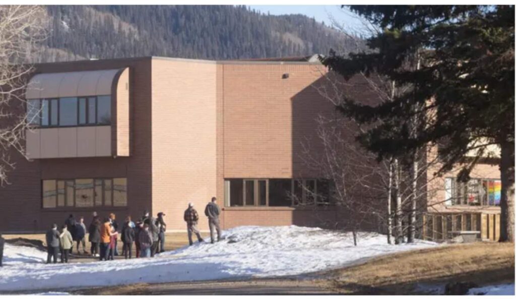 Μακελειό στον Καναδά: 17χρονος τράνς  ο δράστης της ένοπλης επίθεσης σε σχολείο και σπίτι με 10 νεκρούς – Βίντεο από τις πρώτες στιγμές μετά το αιμοτοκύλισμα