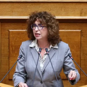 Ανεξαρτητοποιήθηκε η Καραγεωργοπούλου από την Πλεύση Ελευθερίας – Mένει με πέντε βουλευτές η Κωνσταντοπούλου