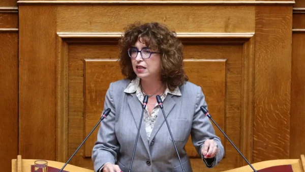 Ανεξαρτητοποιήθηκε η Καραγεωργοπούλου από την Πλεύση Ελευθερίας – Mένει με πέντε βουλευτές η Κωνσταντοπούλου