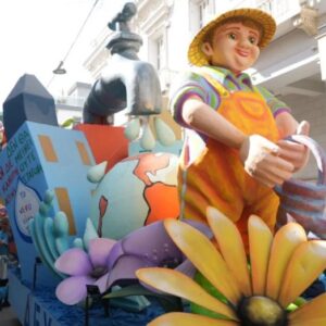 Πατρινό Καρναβάλι: 50.000 καρναβαλιστές στους δρόμους σκορπίζουν χαρά και κέφι – Δείτε Iive