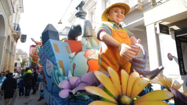 Πατρινό Καρναβάλι: 50.000 καρναβαλιστές στους δρόμους σκορπίζουν χαρά και κέφι – Δείτε Iive