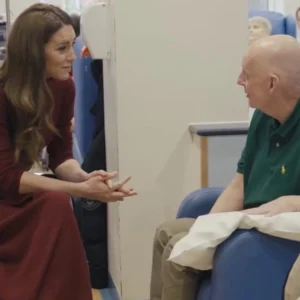 «Υπάρχουν στιγμές φόβου αλλά δεν είστε μόνοι»: Το συγκινητικό μήνυμα της πριγκίπισσας Κέιτ για τον καρκίνο – Βίντεο