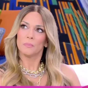 Έλλη Κοκκίνου: Σε αμηχανία on air με την αναφορά σε Σχοινά και Γαρμπή – «Τόση ώρα προσπαθώ να το αποφύγω» (βίντεο)