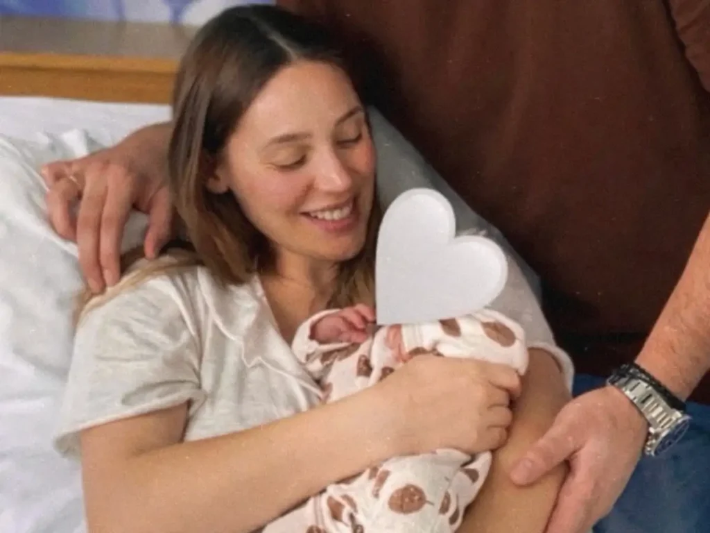 Άννα Κορακάκη:  Οι πρώτες φωτογραφίες με τη νεογέννητη κόρη της