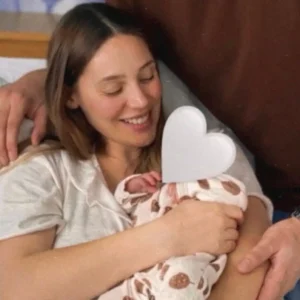 Άννα Κορακάκη:  Οι πρώτες φωτογραφίες με τη νεογέννητη κόρη της