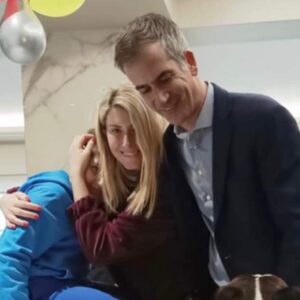 Η Σία Κοσιώνη επέστρεψε σπίτι μετά την περιπέτεια της υγείας της και πόζαρε στην αγκαλιά του συζύγου και του γιού της