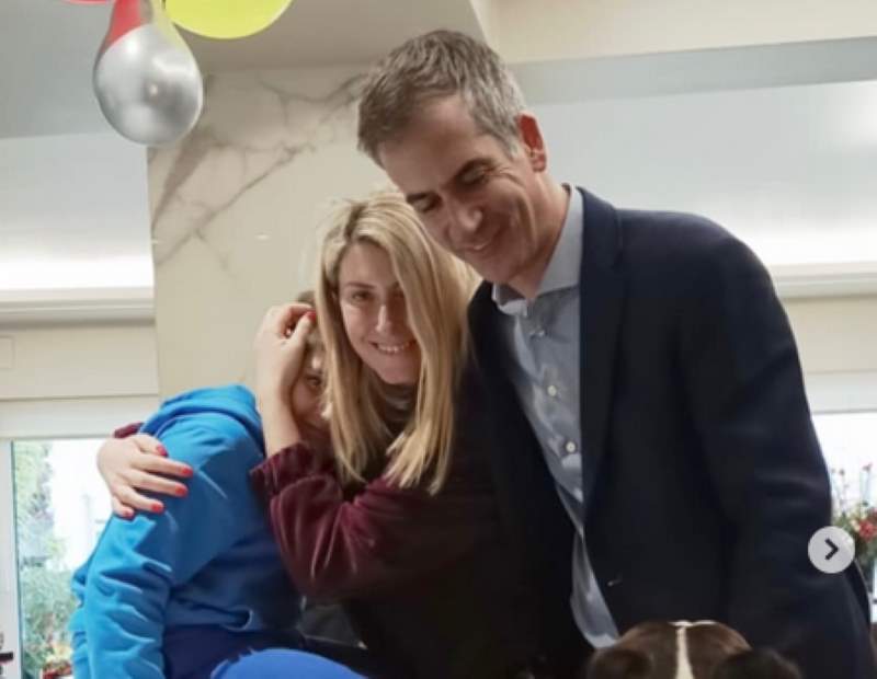 Η Σία Κοσιώνη επέστρεψε σπίτι μετά την περιπέτεια της υγείας της και πόζαρε στην αγκαλιά του συζύγου και του γιού της