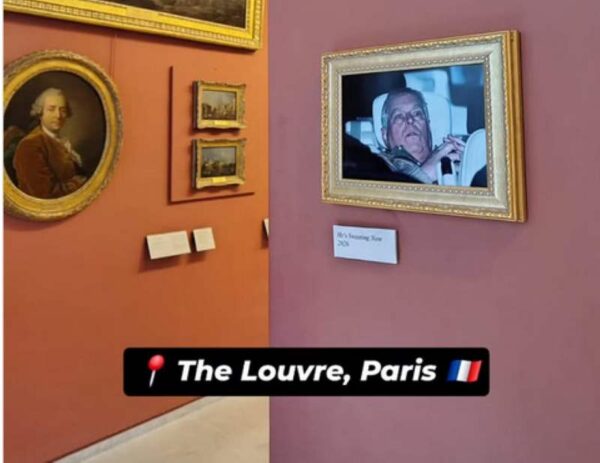 Γαλλία:  Ακτιβιστές κρέμασαν στο Λούβρο την φωτογραφία του έκπτωτου πρίγκιπα Άντριου από τη σύλληψή του – Βίντεο