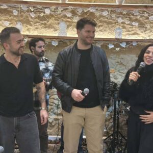 Λούκας Γιώρκας: Μαζί με ένα επιτελείο νέων ερμηνευτών θα απογειώνει τα μεσημέρια Κυριακής στο «Koukoutsi» στον Πειραιά (εικόνες+βίντεο)