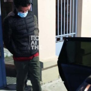 Τραγωδία στη Χίο: Προφυλακίστηκε ο Μαροκινός που κατηγορείται ως διακινητής μεταναστών, αρνήθηκε ότι ήταν ο χειριστής του σκάφους –  «Ήταν και ο ίδιος μεταφερόμενος», είπαν οι δικηγόροι του (βίντεο)