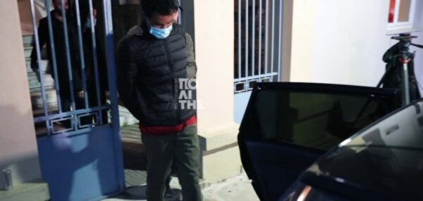 Τραγωδία στη Χίο: Προφυλακίστηκε ο Μαροκινός που κατηγορείται ως διακινητής μεταναστών, αρνήθηκε ότι ήταν ο χειριστής του σκάφους –  «Ήταν και ο ίδιος μεταφερόμενος», είπαν οι δικηγόροι του (βίντεο)