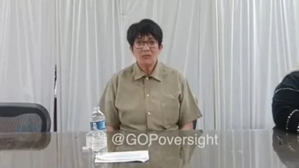 ΗΠΑ- Με φόρμα φυλακής η Μάξγουελ απευθύνεται στο Κογκρέσο : Επικαλέστηκε το δικαίωμα σιωπής και δεν απάντησε σε καμία ερώτηση για τον Επιστάϊν – Βίντεο