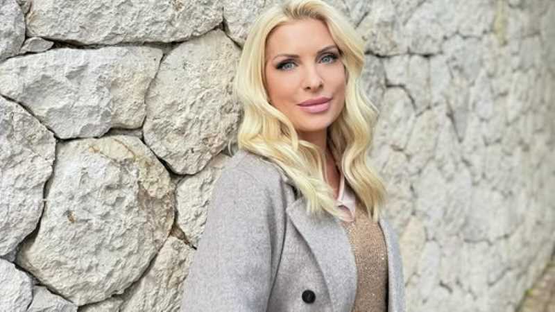 Ελένη Μενεγάκη: Η 11χρονη κόρη της, Μαρίνα Παντζοπούλου τη φωτογραφίζει στο πλοίο από Άνδρο