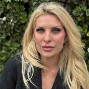 Ελένη Μενεγάκη – Με νάρθηκα στο χέρι – Φωτογραφίες