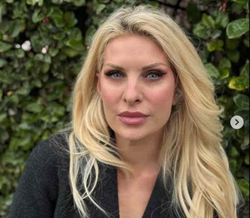 Ελένη Μενεγάκη – Με νάρθηκα στο χέρι – Φωτογραφίες