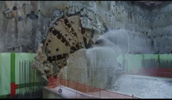 Μετρό: Στον Ευαγγελισμό ο μετροπόντικας “Αθηνά” για την επέκταση της γραμμής 4 – Βίντεο