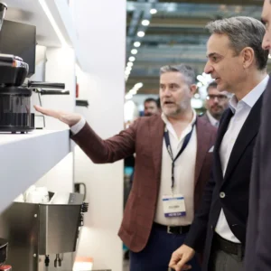 Επίσκεψη Μητσοτάκη στην HORECA 2026: «Θα αγοράσω μηχανή εσπρέσο, θα έρθεις σπίτι να μου κάνεις σεμινάρια;», είπε στον Έλληνα παγκόσμιο πρωταθλητή barista – Βίντεο