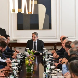 Μητσοτάκης σε κτηνοτρόφους: «Δεν  υπάρχει plan b, το μόνο σχέδιο στο οποίο επιμένουμε είναι η οριστική εκρίζωση της ευλογιάς» – Βίντεο