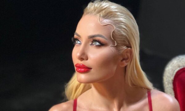 Νάιρα Αλεξοπούλου: Τραγουδάει για την δική της «Θεσσαλονίκη» σε ένα δυναμικό ζεϊμπέκικο (βίντεο)