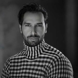 Ο Ανδρέας Λάμπρου επιστρέφει με τη νέα του μπαλάντα «Τώρα είναι αργά»