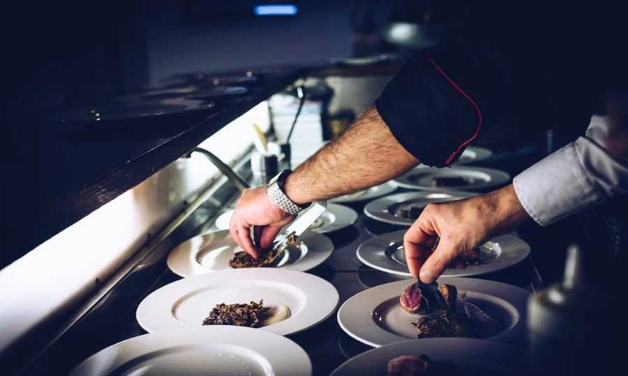 Ο σεφ της ΕΡΤ που μετατρέπει τα καθημερινά γεύματα σε talk-of-the-town