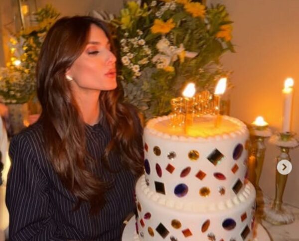 Ηλιάνα Παπαγεωργίου: Γιόρτασε τα γενέθλια της με τον σύντροφο της και φίλους – Η τούρτα με τα πετράδια