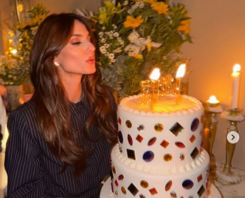 Ηλιάνα Παπαγεωργίου: Γιόρτασε τα γενέθλια της με τον σύντροφο της και φίλους – Η τούρτα με τα πετράδια