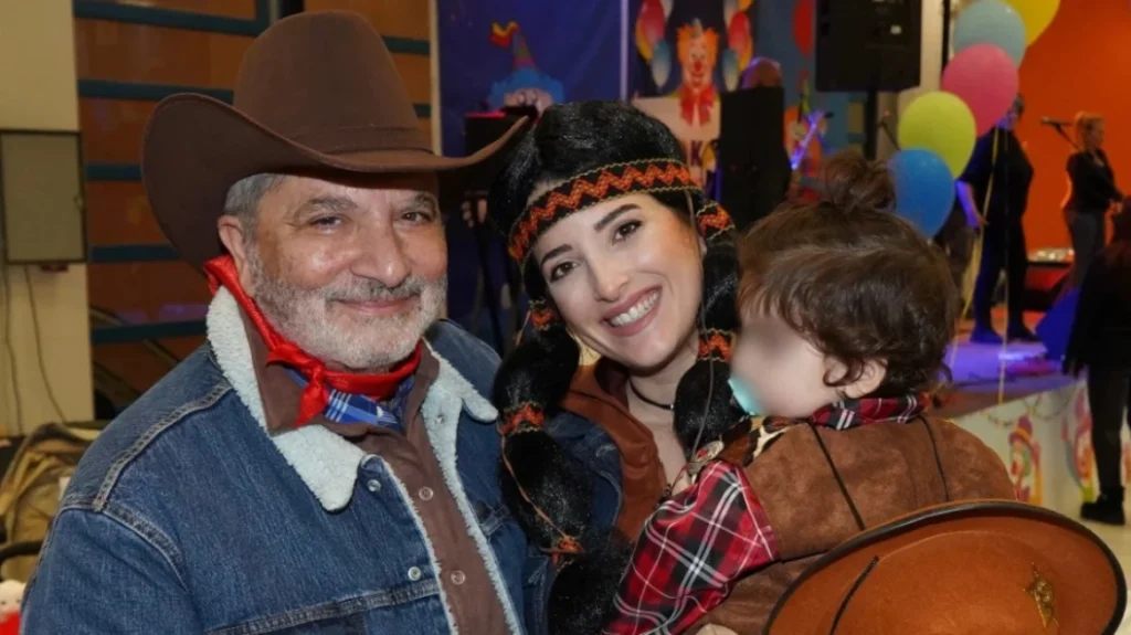 Ο Γιώργος Πατούλης ντύθηκε καουμπόης και η Νάνσυ Κοιλού Ινδιάνα σε αποκριάτικη γιορτή – Φωτογραφίες