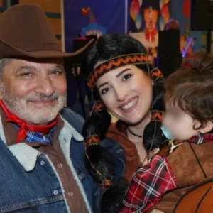 Ο Γιώργος Πατούλης ντύθηκε καουμπόης και η Νάνσυ Κοιλού Ινδιάνα σε αποκριάτικη γιορτή – Φωτογραφίες