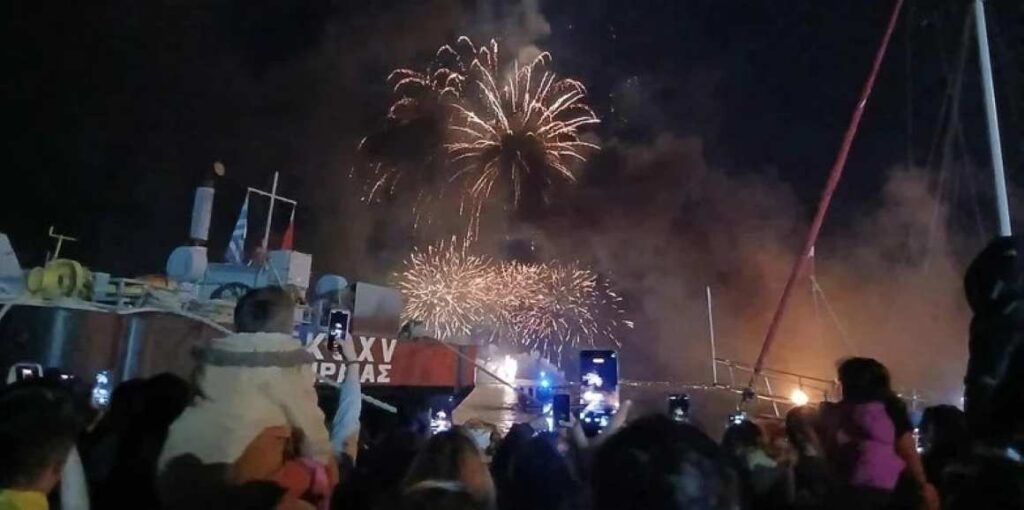 Πατρινό Καρναβάλι: Χιλιάδες  καρναβαλιστές στους δρόμους σκορπίζουν χαρά και κέφι – Η τελετή λήξης και η καύση του βασιλιά Καρνάβαλου – Βίντεο