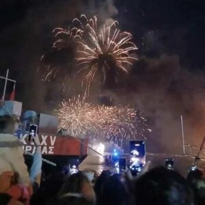 Πατρινό Καρναβάλι: Χιλιάδες  καρναβαλιστές στους δρόμους σκορπίζουν χαρά και κέφι – Η τελετή λήξης και η καύση του βασιλιά Καρνάβαλου – Βίντεο