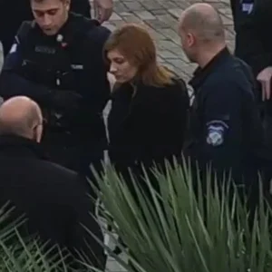 Ρούλα Πισπιρίγκου: Με μπαστούνι στο Εφετείο στη  δίκη για τους θανάτους της Μαλένας και Ίριδας